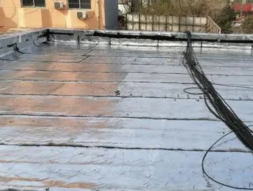 雨湖卫生间漏水维修公司分享下雨湖屋面楼顶防水刚性防水层施工要点。